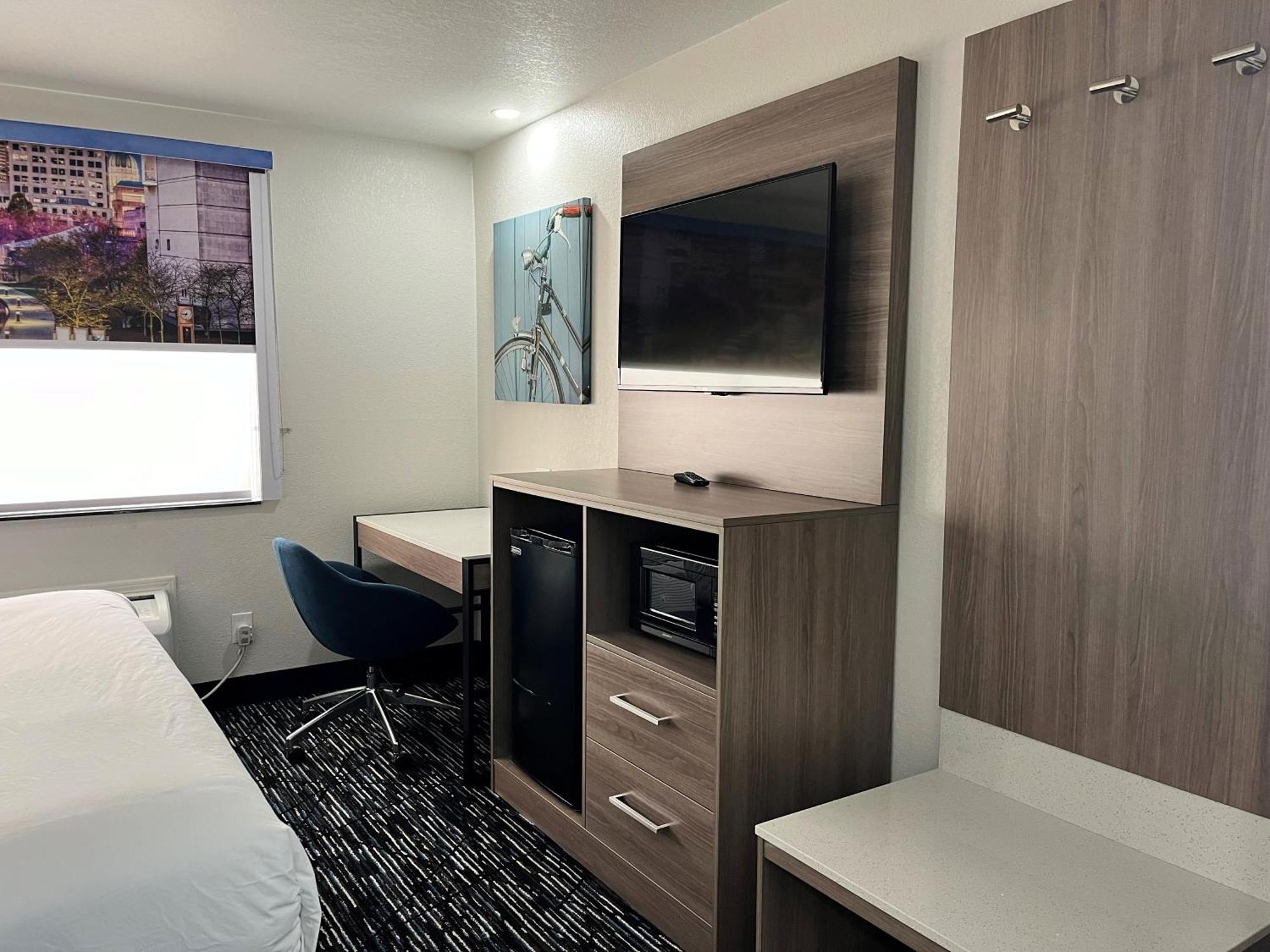 Baymont By Wyndham Indianapolis Northeast Hotel Bagian luar foto