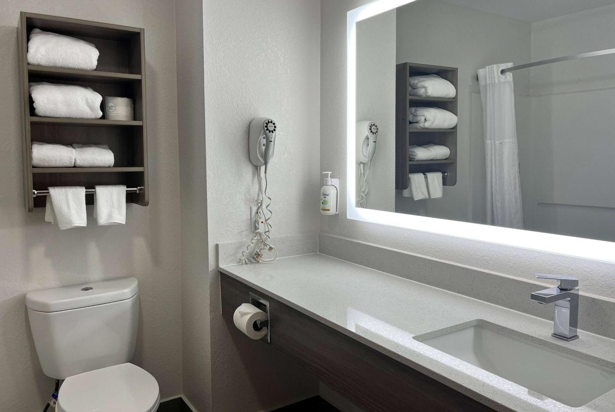 Baymont By Wyndham Indianapolis Northeast Hotel Bagian luar foto