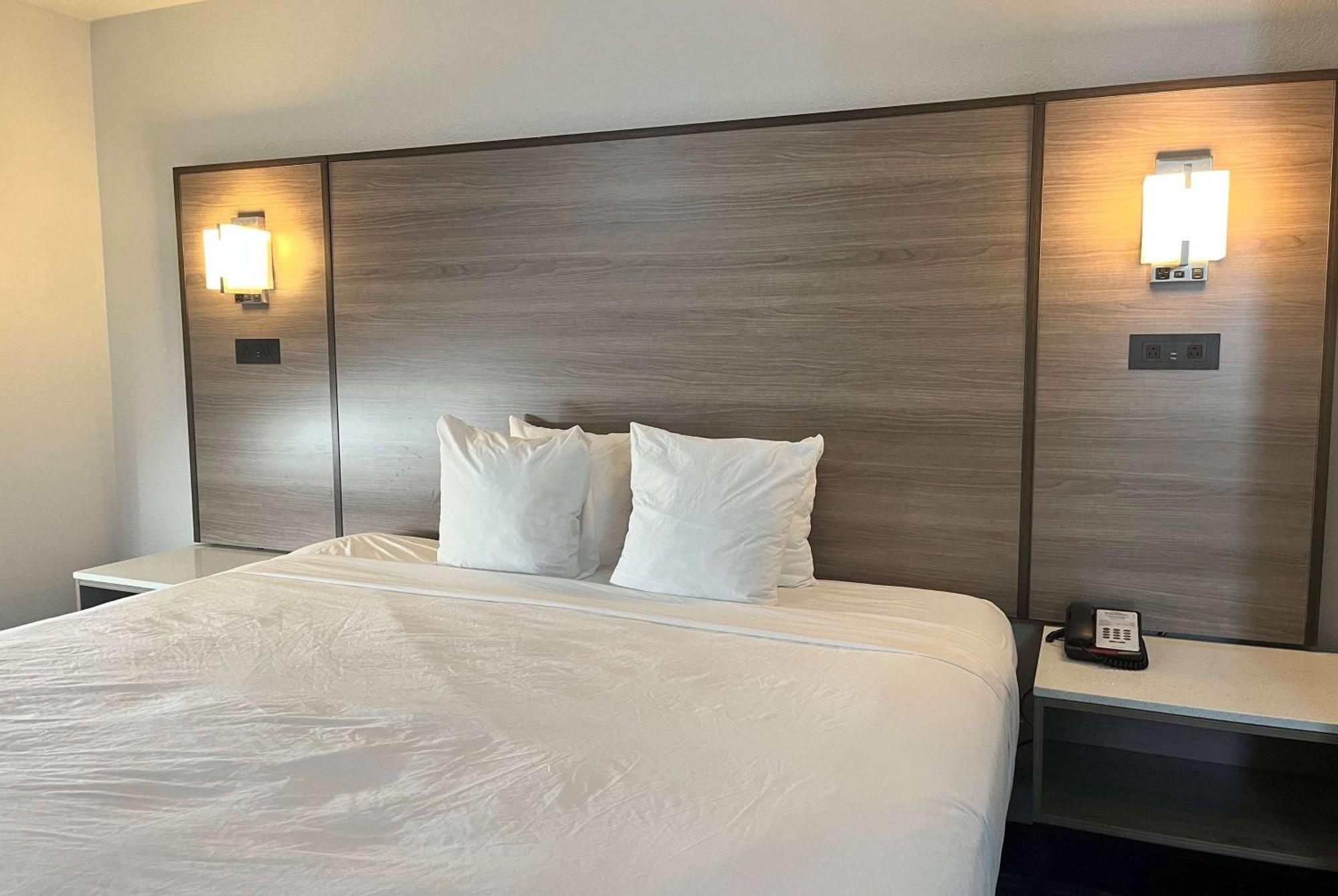 Baymont By Wyndham Indianapolis Northeast Hotel Bagian luar foto