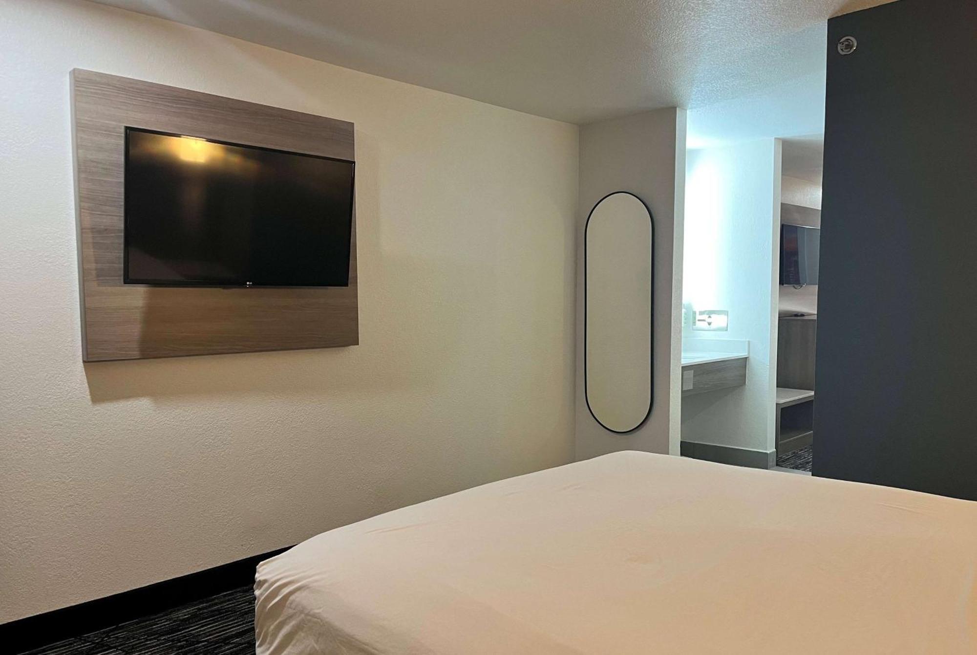 Baymont By Wyndham Indianapolis Northeast Hotel Bagian luar foto