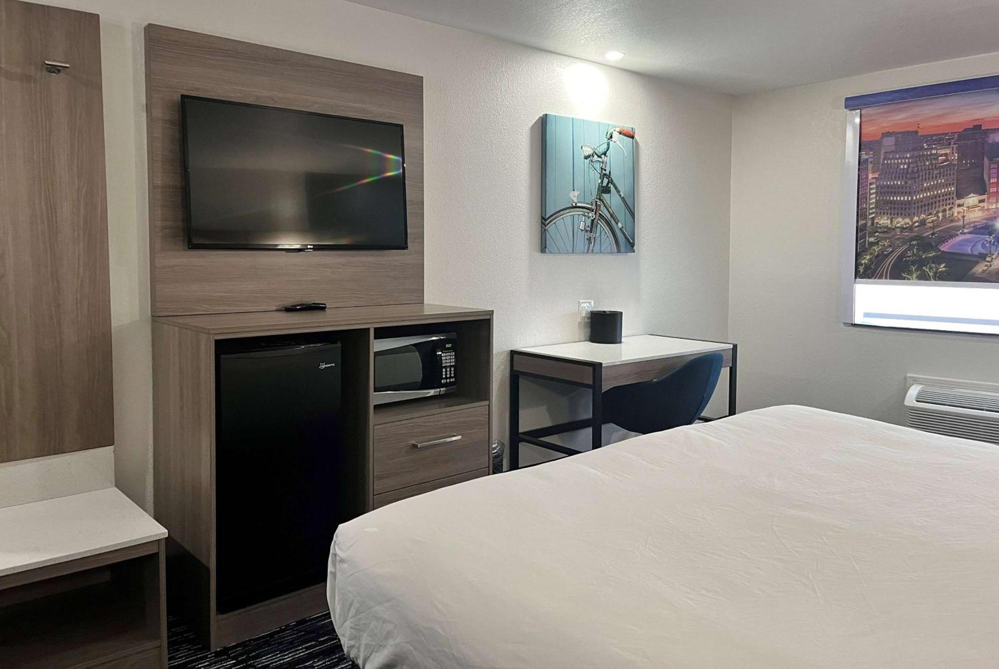 Baymont By Wyndham Indianapolis Northeast Hotel Bagian luar foto